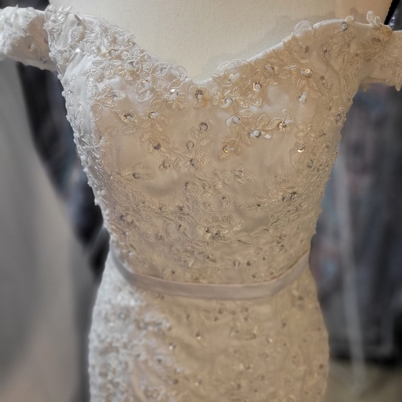 Elegant White Lace Off-Shoulder Dress - Picture 5 of 13